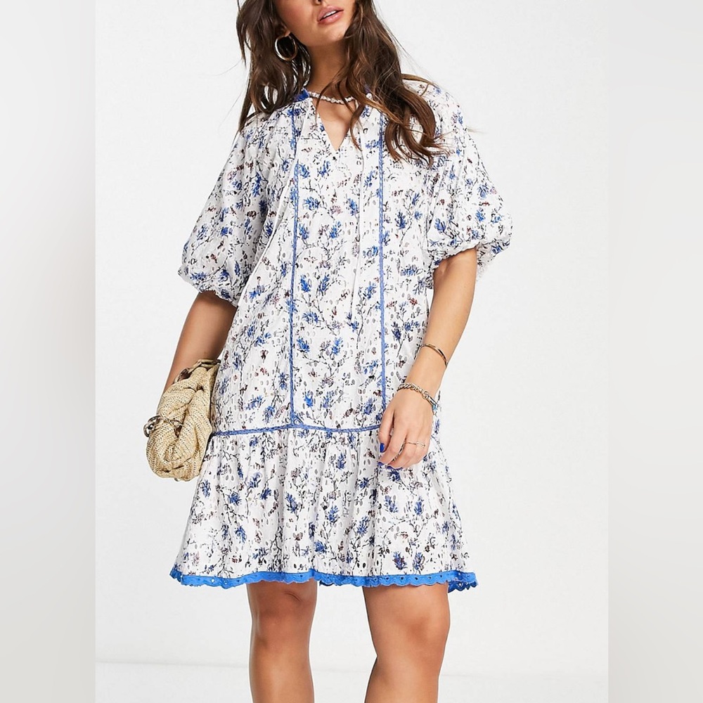 VERY CUTE BLUE AND WHITE DRESS PERFECT CONDITION SIZE XS FITS LIKE A M